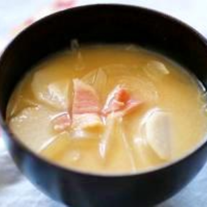 里芋と玉ねぎ、ベーコンの味噌汁